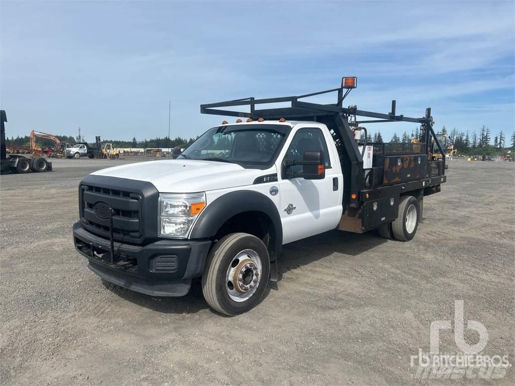 Ford F-550 Pritschenwagen/Pritschenwagen mit Seitenklappe