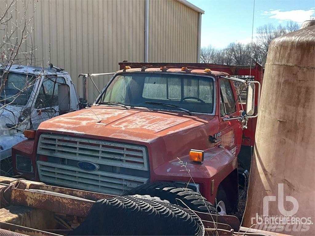 Ford F-700 Pritschenwagen/Pritschenwagen mit Seitenklappe