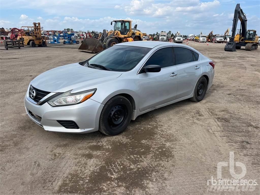 Nissan ALTIMA PKWs