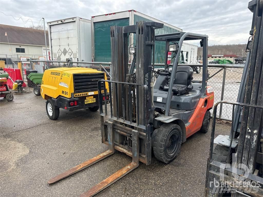 Toyota 8FGU25 Diesel Stapler