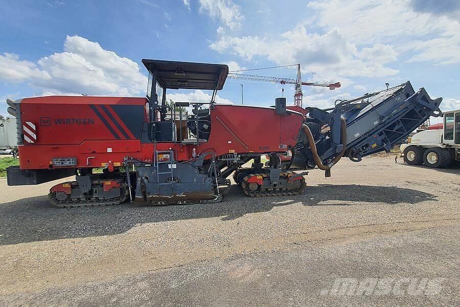 Wirtgen W 220 Asphaltfräsen
