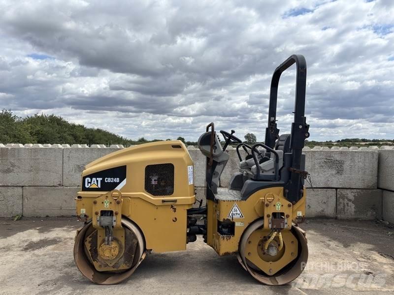 CAT CB24 B Tandemwalzen