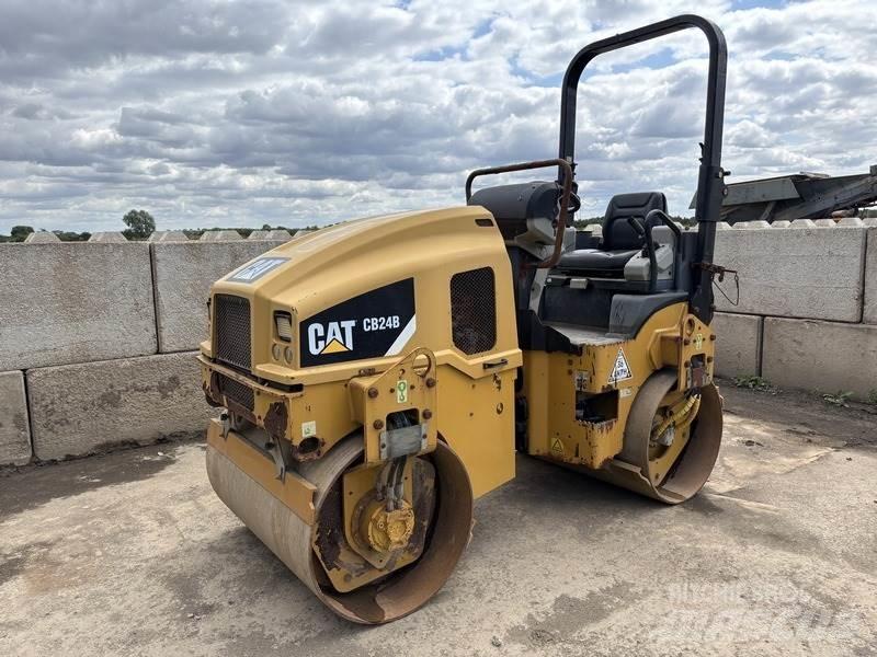 CAT CB24 B Tandemwalzen