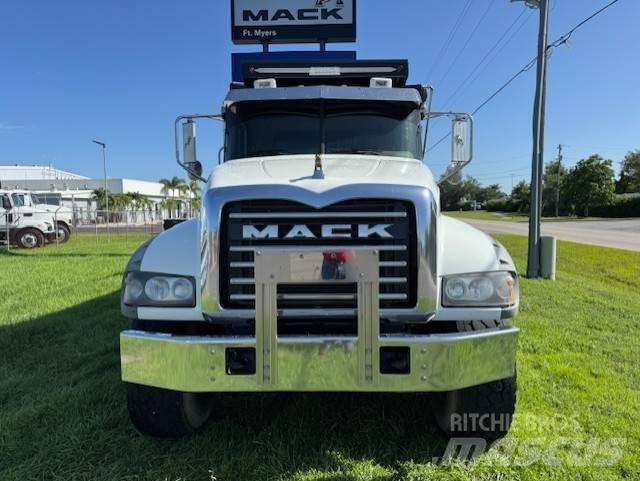 Mack GU713 Sattelzugmaschinen