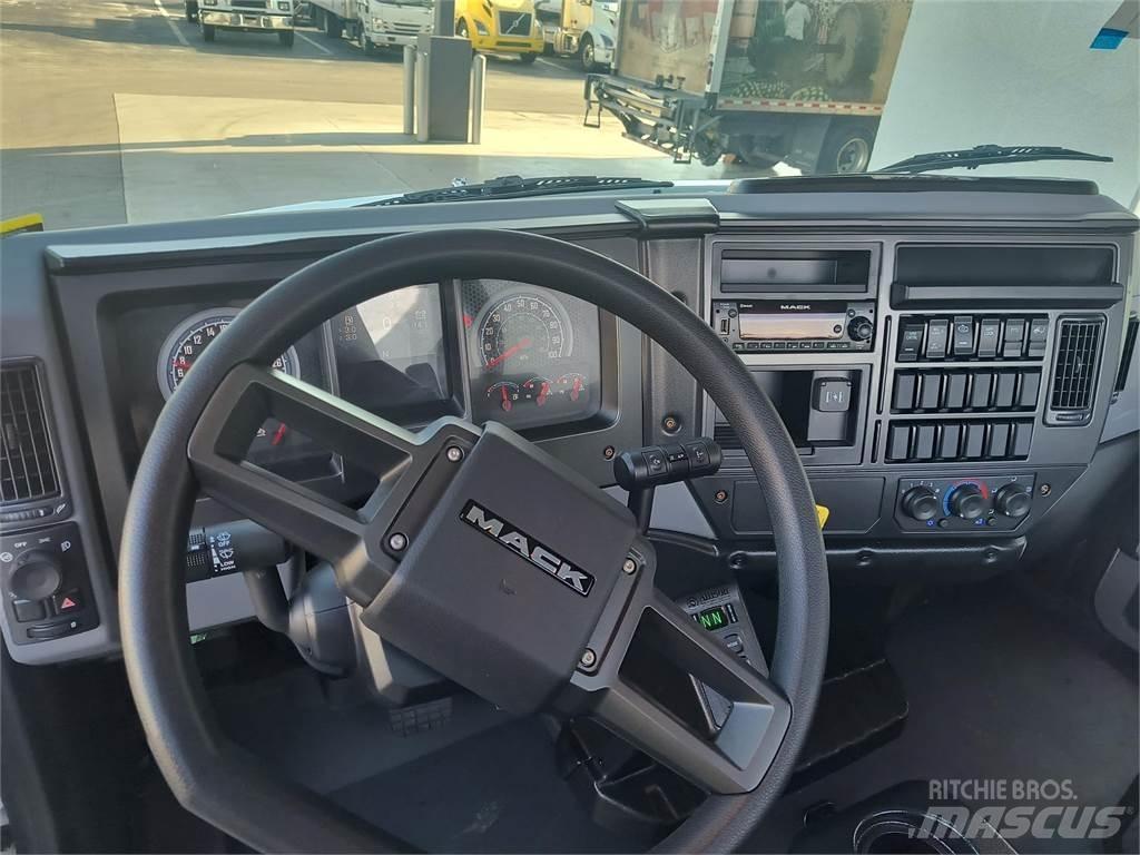 Mack MD7 42R Chassis Cab trucks
