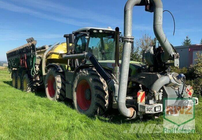 CLAAS XERION 3800 TRAC Düngemittelverteiler