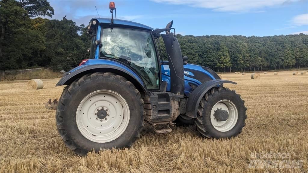 Valtra T214V Traktoren