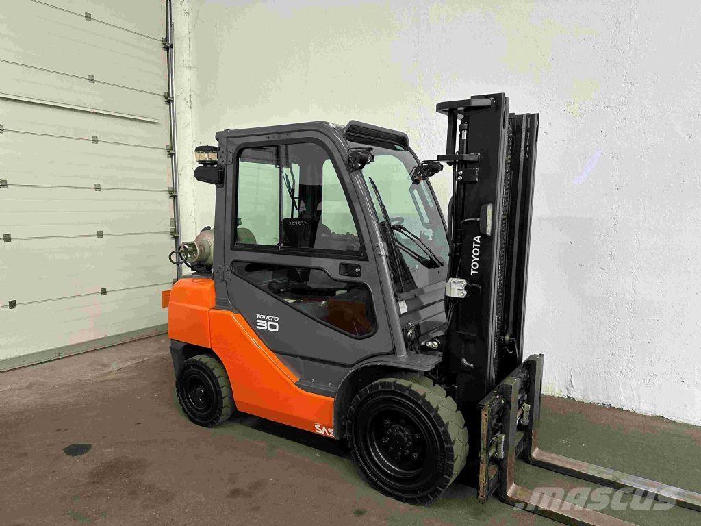 Toyota 02-8FGF30 Gas Stapler