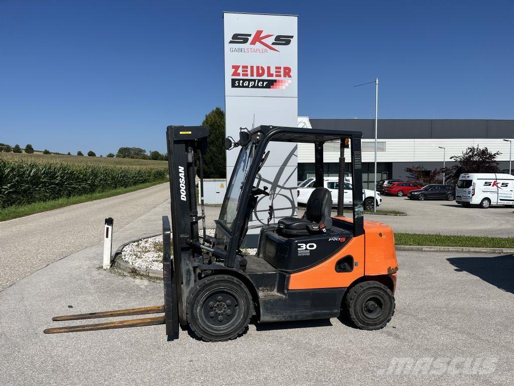 Doosan D30S-5 Diesel Stapler