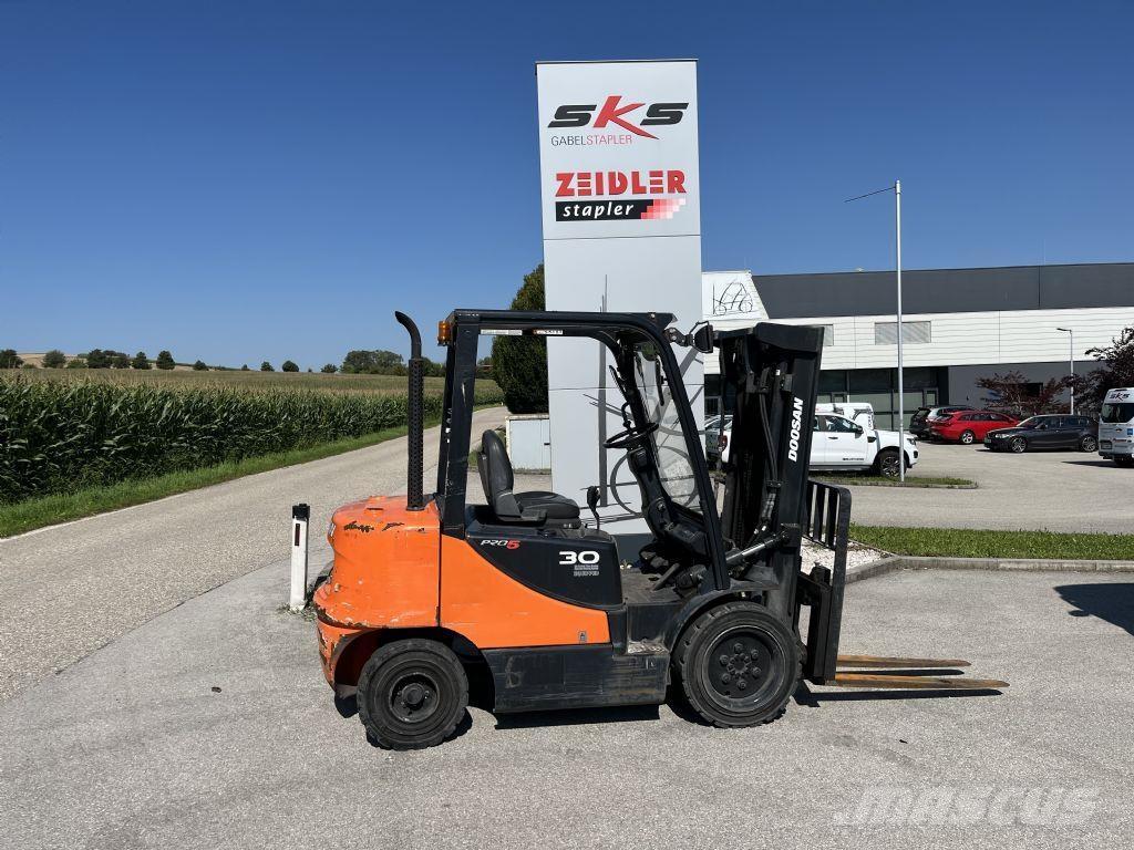 Doosan D30S-5 Diesel Stapler