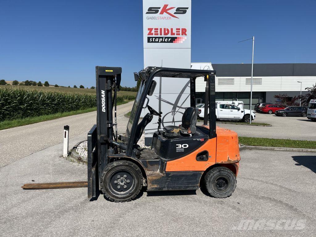 Doosan D30S-5 Diesel Stapler