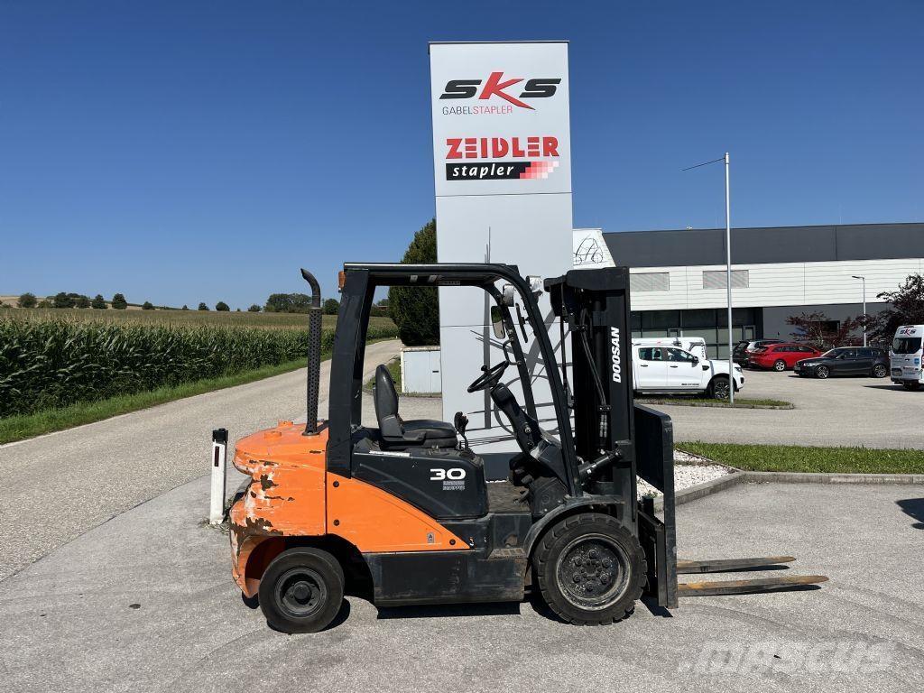 Doosan D30S-7 Diesel Stapler
