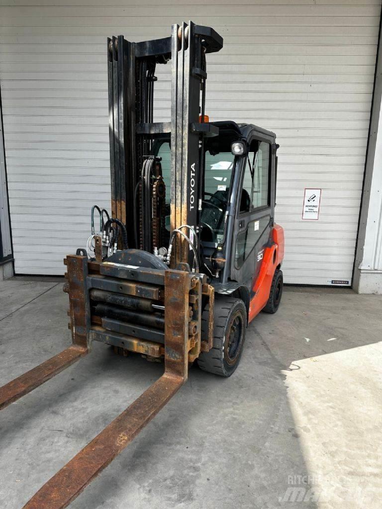 Toyota 06-8FD30F Diesel Stapler