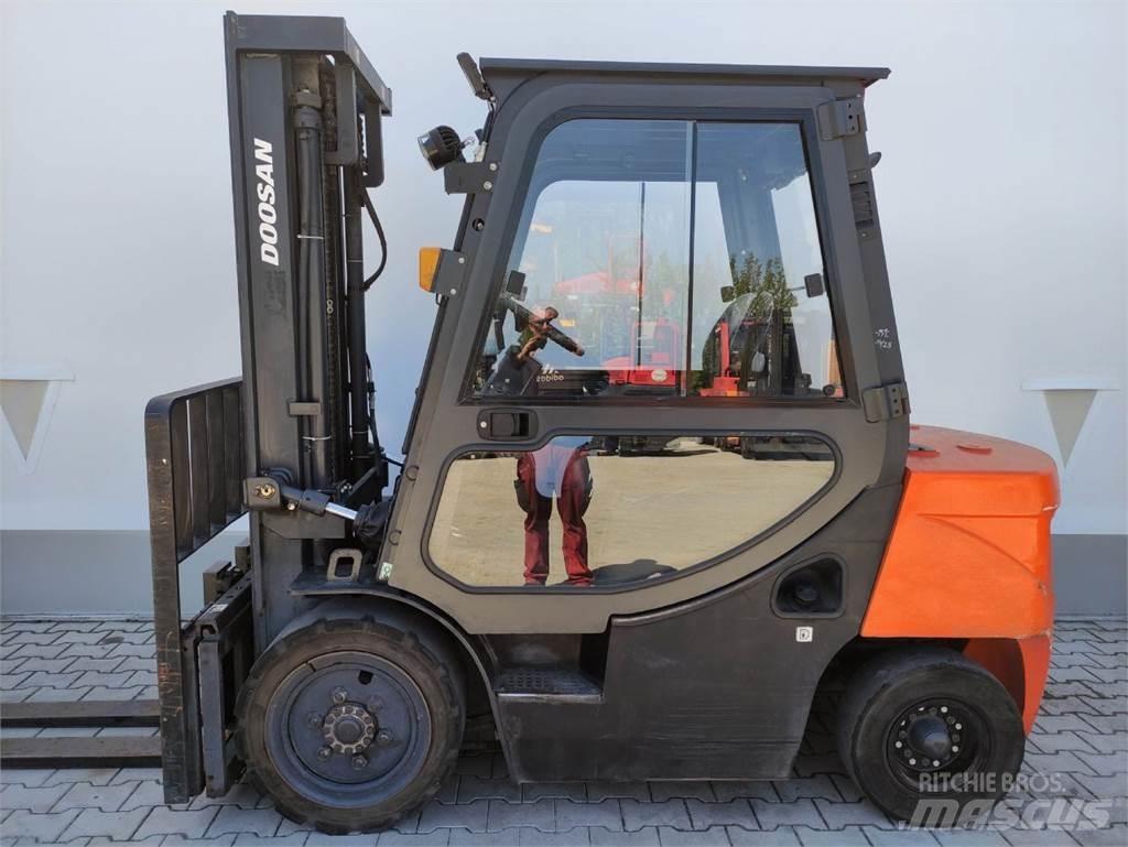 Doosan D30 GP Diesel Stapler