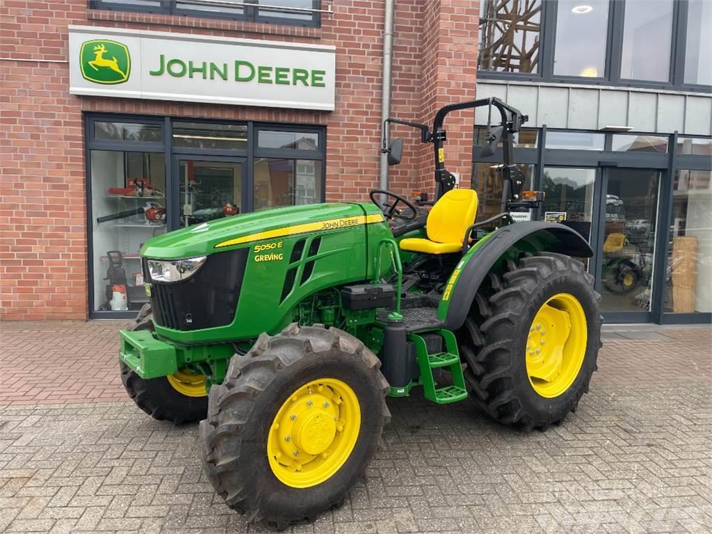 John Deere 5050E + Wagenanhängevorrichtung Traktoren