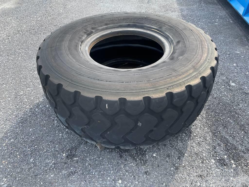  Däck Entreprenaddäck begagnade däck i olika dimens Reifen