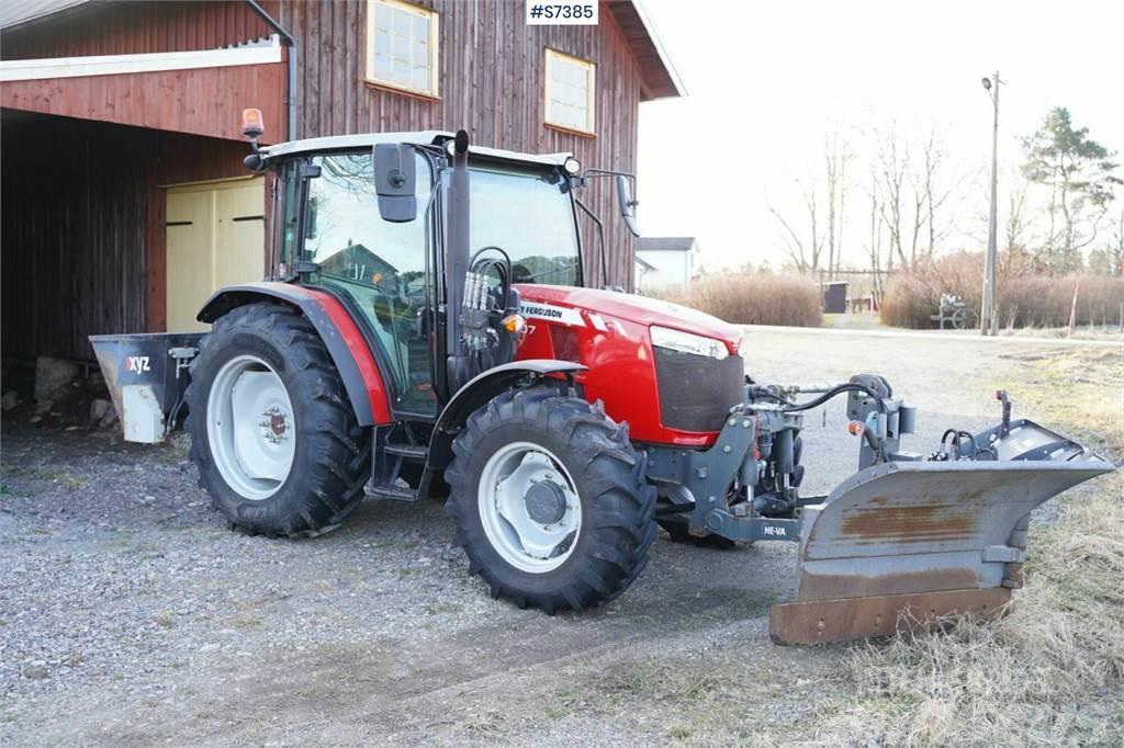 Massey Ferguson MF 4707 with sand spreader and folding plough Traktoren