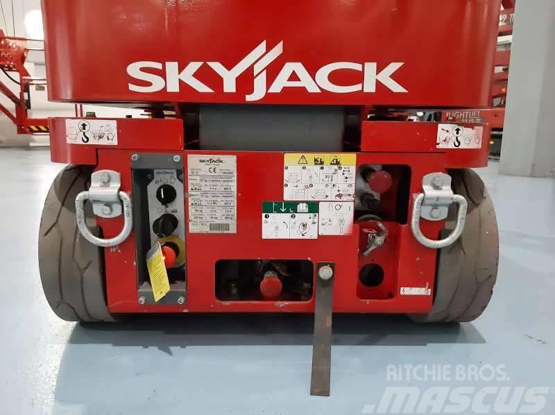 SkyJack SJ 12 Personenaufzüge
