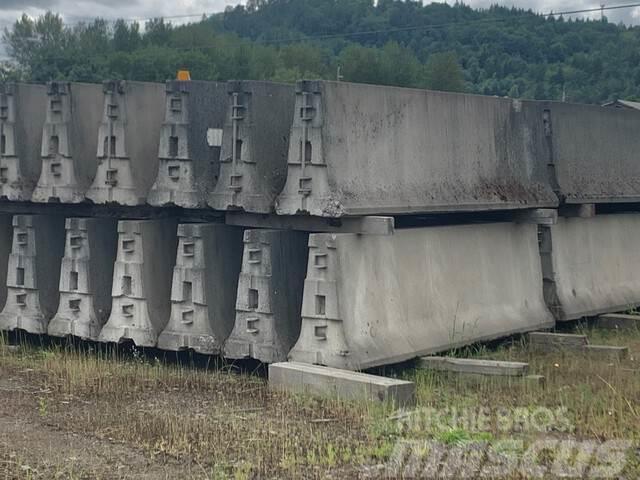  Quantity of (212) Concrete Barriers Andere