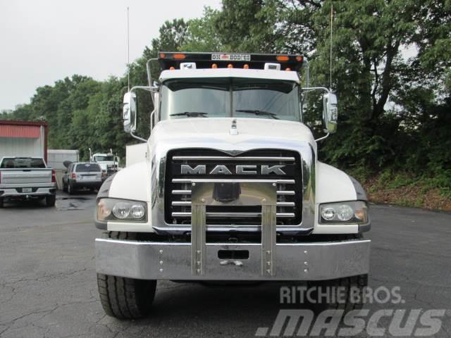 Mack GR64BR Kipper