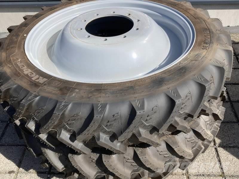 Massey Ferguson Pflegeräder MF 76XX 7624 270/95 R36 + 300/95 R52 K Reifen