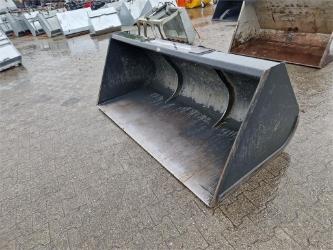 Dominator Volumenschaufel mit Fuchsaufnahme