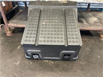 Scania  BATTERY COVER 2428035