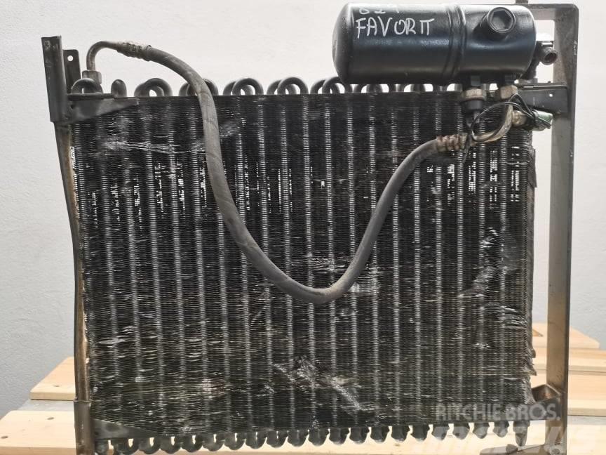 Fendt 824 Favorit {radiator conditioning Radiatoren
