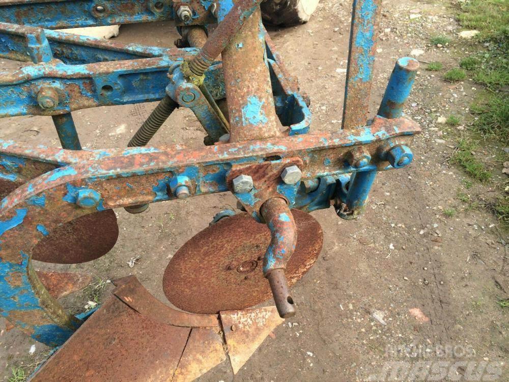 Two furrow plough £475 Konventionelle Pflüge