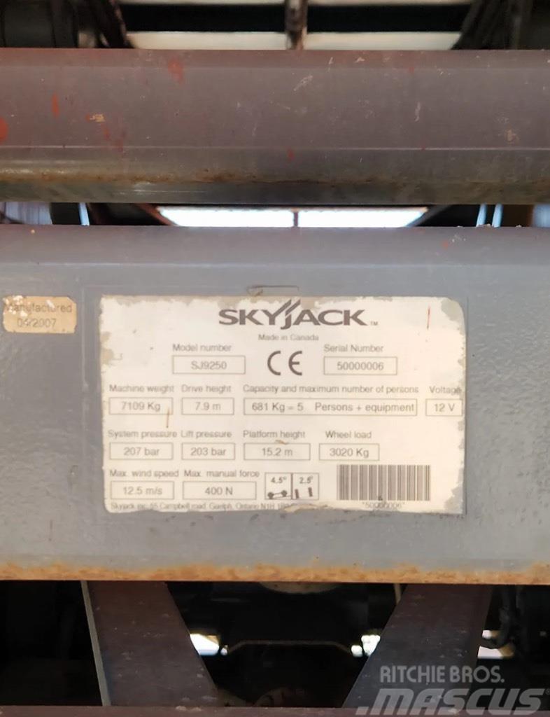 SkyJack SJ 9250 RT Scheren-Arbeitsbühnen
