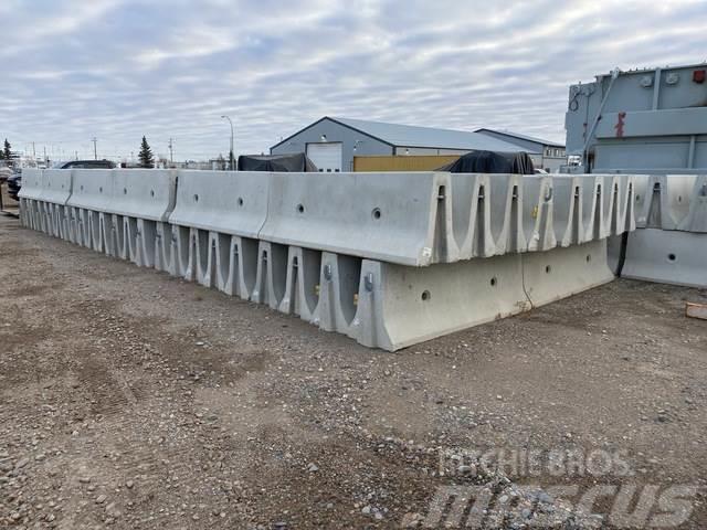  Quantity of (31) Concrete Barrier Andere