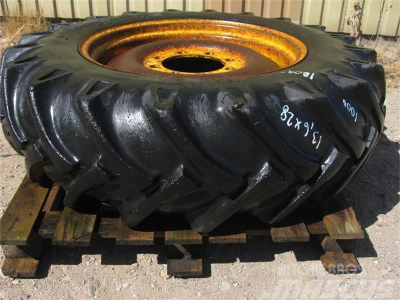 Bridgestone 13.6x28 dæk på 8 huls fælg Reifen