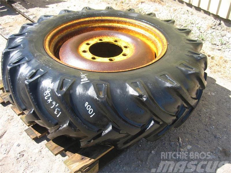 Bridgestone 13.6x28 dæk på 8 huls fælg Reifen