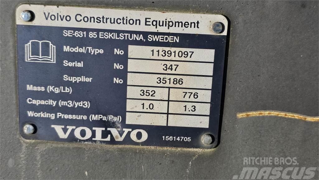 Volvo L30GS, maakauha, siipilumikauha ja trukkipiik Minilader